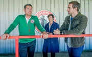 Trainer Toni Radax (Wolfgang Pissecker, l.) wird auf der Tribüne des Stadions von Joe (Katharina Stemberger, M.) und Ben (Daniel Gawlowski, r.) verhört. Hat er seine Gehaltserhöhung genutzt, um Geld auf die Niederlage des FC Apolonia zu setzen?