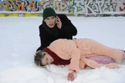 Alexander(Paul Grasshoff, hinten) rettet die bewusstlose Mia (Josephine Schmidt, vorne). Mia geht zunächst davon aus, dass Lars ihr Retter war, doch als sie die Wahrheit erfährt, wird ihr wieder einmal ins Bewusstsein gerufen, dass es ein unsichtbares Band zwischen ihr und Alexander gibt ...