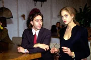 Eines Tages tritt eine Frau Carlsen (Sophie von Kessel, r.) an Uli Fichte (Dieter Landuris, l.) heran, mit der Bitte, um Beschattung ihres scheinbar untreuen Ehemannes. Doch dann geschieht ein Mord ...
