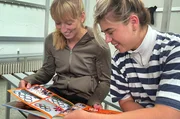 SWR-Reporterin und Ex-Turnerin Pauline Tratz (r.) trifft betroffene Frauen wie Janine Berger.