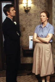 Peter Krause (Nate Fisher), Frances Conroy (Ruth Fisher)