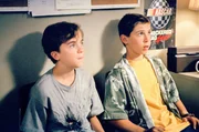 L-R: Malcolm (Frankie Muniz), Reese (Justin Berfield)