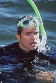 Cody (David Chokachi) taucht auf und sieht fassungslos, wie sein Boot gerade geklaut wird.