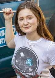 Emma Kenney (Debbie Gallagher).