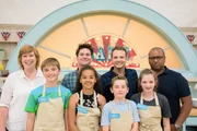 (v.li.): Allegra McEvedy, Ben, Sam Nixon, Isabel, Mark Rhodes, Will, Darcey und Graham Hornigold.