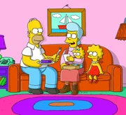 Die Simpsons stellen erschreckend fest, dass jemand in ihr Haus eingebrochen hat. Tatsächlich hat sich nur Homers (l.) Mutter Mona (2.v.l.), die jahrelang verschollen war, ins Haus geschlichen, die überraschend verkündet, von nun an für ihren Sohn und seine Familie da zu sein ...