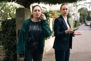 Hauptkommissarin Amira Mahdi (Aylin Ravanyar, l.) versucht auf eigene Faust, ihre entführte Mitbewohnerin zu finden. Unterstützt wird sie dabei von der Staatsanwalts-Referendarin Isa Barsch (Nurit Hirschfeld, r.).