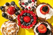 Die neue Staffel von "Schmatzo - Kochen mit Wow" beginnt mit leckeren Joghurt-Gerichten. Die Koch-Kids bereiten unter anderem Müsli-Körbchen mit Joghurt zu.