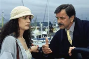 Eleanor (Barbara Wussow) wird von Jonathan Marcow (Bernd Stephan) bedrängt, der den Verdacht äußert, dass Frederics Frau mit dem Wagen verunglückte, weil an diesem manipuliert wurde.