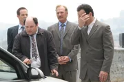 Für Monk (Tony Shalhoub, re.) ist es das Grauen: Der Privatdetektiv Marty Eels (Jason Alexander, 2.v.li.) ermittelt in einem Mordfall zu dem Capt. Stottlemeyer (Ted Levine, 2.v.re.) und Lt. Disher (Jason Gray-Stanford, li.) auch Monk hinzugezogen haben. Die Methoden des Ermittler Eels lassen jedoch die bekannt skurrile Ermittlungsarbeit von Monk als völlig alltäglich erscheinen.