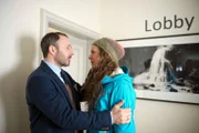 Landesrat Reitlechner (Robert Schupp, l.) hat ein Verhältnis mit der Archäologin Julia (Hanna Lütje, r.). Gemeinsam müssen sie trotz Wahlkampf ein Problem lösen. in Verbindung mit der Sendung bei Nennung ZDF