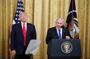 Der israelische Ministerpräsident Benjamin Netanjahu (re.) und US-Präsident Donald Trump (li.) verkünden im Weißen Haus einen Plan der US-Regierung zur Lösung des israelisch-palästinensischen Konflikts.