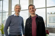 Eric Mayer (r.) trifft Neurowissenschaftler Prof. Tobias Esch (l.), um zu erfahren, wie wir Glück lernen können.