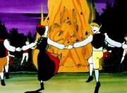 Die Jungen und Mädchen von Dalarna feiern die Walpurgis-Nacht mit einem großen Feuer.