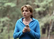 Wege zum Glück  Kapitel 431 Staffel 1, Episode 431 Nina gelingt die Flucht vor Max, muss aber feststellen, dass das Handy keinen Empfang hat: Gisa Zach als Nina