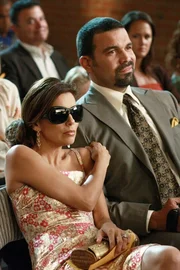 Während die Dramen in der Wisteria Lane nicht abnehmen, besuchen Gabrielle (Eva Longoria, l.) und Carlos (Ricardo Antonio Chavira, r.) eine Schulaufführung von Juanita, die allerdings peinlich endet ...