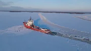 Der mächtige Eisbrecher Polar Explorer nimmt die Besucher mit auf eine Kreuzfahrt durch das Eis von Schwedisch-Lappland, wo die Gäste in speziellen wasserdichten Anzügen auf dem gefrorenen Meereis herumlaufen und sogar im Meer schwimmen können