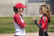 Bei einem Softball-Spiel zwischen Kollegen, fällt den beiden Ermittlerinnen Jane Rizzoli (Angie Harmon, l.) und Dr. Maura Isles (Sasha Alexander) der nächste Mordfall direkt vor die Füße: Die Leiche einer toten Frau landet plötzlich auf dem Spielfeld.