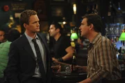 Marshall (Jason Segel, r.) und Barney (Neil Patrick Harris, l.) gestehen Ted die Wahrheit ... Marshall (Jason Segel, r.) und Barney (Neil Patrick Harris, l.) gestehen Ted die Wahrheit ...