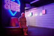 Die 69-jährige Nora hat in den 70er Jahren ihre Transidentität entdeckt und als Garderobiere im legendären Travestiecabaret "Chez Romy Haag" im damaligen Westberlin gearbeitet.