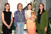 Matilda (Anna-Katharina Fecher, l.), Yvonne (Gisa Zach,, 2.v.l.), Johanna (Charlott Reschke, 2.v.r.) und Katrin (Ulrike Frank) stellen sich gezwungen zu einem Familienfoto zusammen.