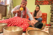 Der Klangschalentherapeut Santa Ratna Shakya und seine Tochter Suvechhya bei der Behandlung einer schwangeren Frau
