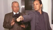 Kriminalkommissar Ralf Bongartz (Max Gertsch, re.) versucht den flüchtenden Sauer zu stellen (li. Wilfried Loll als Ra Kippenberg).