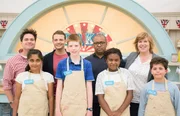 (v.li.): Sam Nixon, Kushi, Mark Rhodes, Ben, Graham Hornigold, Amari, Allegra McEvedy und Oscar.