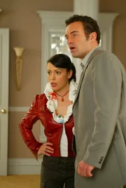 Was für Phoebe (Alyssa Milano, l.) nach einer simplen Pechsträhne aussieht, ist in Wirklichkeit ein neuer Plan von Cole (Julian McMahon, r.) ...