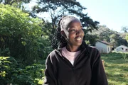 Josephine Wkesesa beobachtet und schützt Blauaffen.