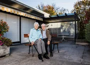 Ursula und Martin Lutz-Kugler auf der Terrasse ihres Eigenheis in Riehen, BS