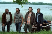 Sebastian, Martin, Gregor und Roland genießen ihren gemeinsamen Männer-Ausflug auf eine einsame Insel. Von links: Martin Kirchleitner (Hermann Giefer), Sebastian Wildner (Herbert Ulrich), Gregor Brunner (Holger M. Wilhelm) und Roland Bamberger (Horst Kummeth).
