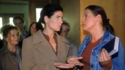 Am Eingang zur Kapelle verteilt Walter (Katy Karrenbauer, re.) die Gesangsbücher, doch Elke (Maren Schumacher) geht leer aus...