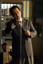 Bei einer Schießerei kommen fünf Mafia-Gangster ums Leben und der berüchtigte Pate Salvatore Lucarelli will, dass Adrian Monk (Tony Shalhoub) den Fall übernimmt ...