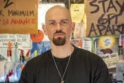 Steve Howey (Kevin Ball).