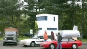 V.l.: Jeremy Clarkson, James May und Richard Hammond stehen bei ihren neu designten Reisemobilen.