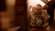 Carsten Breuer liest auf dem Weg zum Truppenbesuch im Südlibanon ein Lagebild. Erst wenige Tage vor seinem Besuch dort hatte die Hizbollah einen Waffenstillstand mit den israelischen Streitkräften geschlossen.