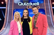 Moderatorin Esther Sedlaczek (M.) mit den Kandidaten des Teams "Tanz": Kathrin Menzinger (l.) und Jorge González (r.).