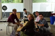 Tolga pausiert bei der Renovierung seines neuen Start-ups und spielt mit den Freunden. Von links: Tolga (Eren Kavuko?lu), Vincent (Jannik Schü?mann), Britta (Pauline Großmann), Marek (Daniel Prussak) und Leonard (Max Koltai)