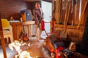 Direktor Rose (Ulrich Gebauer) löscht die brennende Hütte.