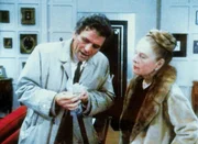 Abigail Mitchell (Ruth Gordon) wird von Lt. Columbo (Peter Falk) verhört. Er glaubt nicht, daß Edmund durch einen Unfall getötet wurde.