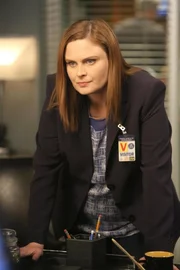 Brennan (Emily Deschanel) entdeckt Ungereimtheiten in der Beweislage im Fall eines zum Tode verurteilten Serienmörders und findet immer mehr Indizien, die für die Unschuld des Mannes sprechen. Kann sie Alex Rockwell vor der Hinrichtung bewahren?  +++