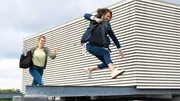 Nach einem gemütlichen Picknick auf einer Dachterasse in Antwerpen müssen Josefin (Sina Zadra) und Alexander (Frederik Götz) plötzlich über die Feuertreppe vor der Polizei flüchten.