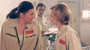 Wilhelmina (Dennenesch Zoude, hi.) ist es ein Dorn im Auge, wie Walter (Katy Karrenbauer, li.) und Manu (Constanze Priester) turteln.