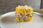 Der Kartoffelkuchen Causa Limeña wird in einer runden Form aufgeschichtet und schmeckt bei jedem Bissen nach den Aromen Perus.