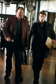 Den knallharten Det. Ethan Slaughter (Adam Baldwin, l.) wollte Richard Castle (Nathan Fillion, r.) schon immer kennenlernen, doch das beruht nicht auf Gegenseitigkeit ...