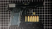 Diese Waffe wurde im Auto des Verdächtigen gefunden. Mit der Pistole wurden mehrere Tötungsdelikte verübt. Diese Waffe wurde im Auto des Verdächtigen gefunden. Mit der Pistole wurden mehrere Tötungsdelikte verübt.
