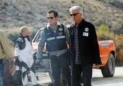 D.B. Russell (Ted Danson, r.) und Nick (George Eads) betrachten das ausgebrannte Autowrack. War wirklich ein technischer Deffekt die Ursache der Explosion oder hat doch jemand nachgeholfen?