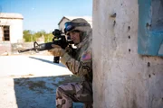 (Schauspieler) Sergeant Keni Thomas während der Schlacht. (Bildnachweis: National Geographic Channels/Charlie Sperring)