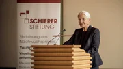 Charlotte Schierer (Hildegard Schmahl) eröffnet die Ausstellung der Schierer Stiftung.